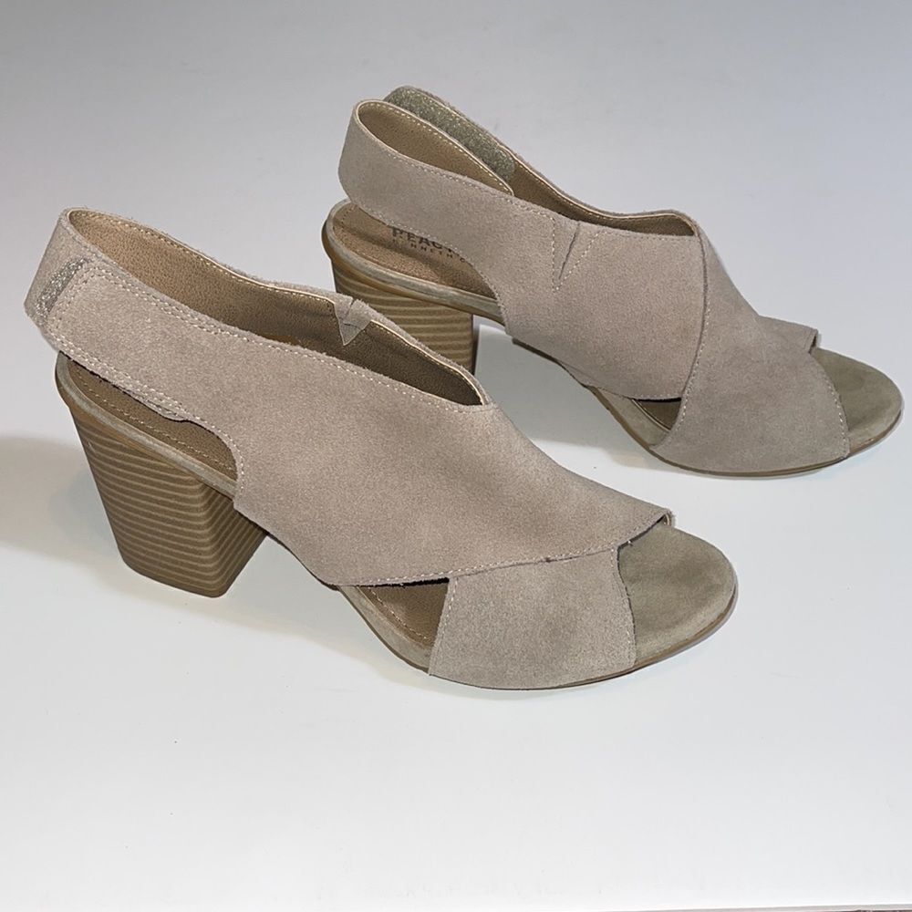 REACTION KENNETH COLE BLOCK HEEL SANDAL FAUX SUEDE SIZE 9